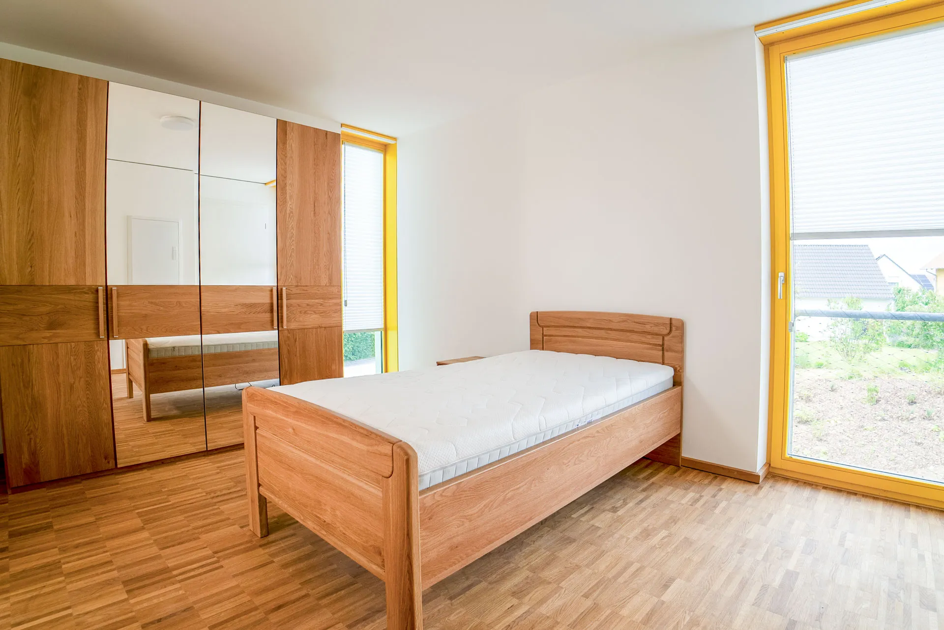 Ein Schlafzimmer mit Bett und Schrank