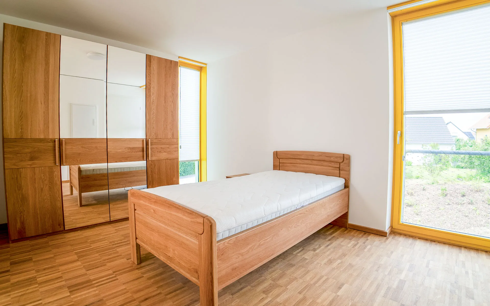 Ein Schlafzimmer mit Bett und Schrank